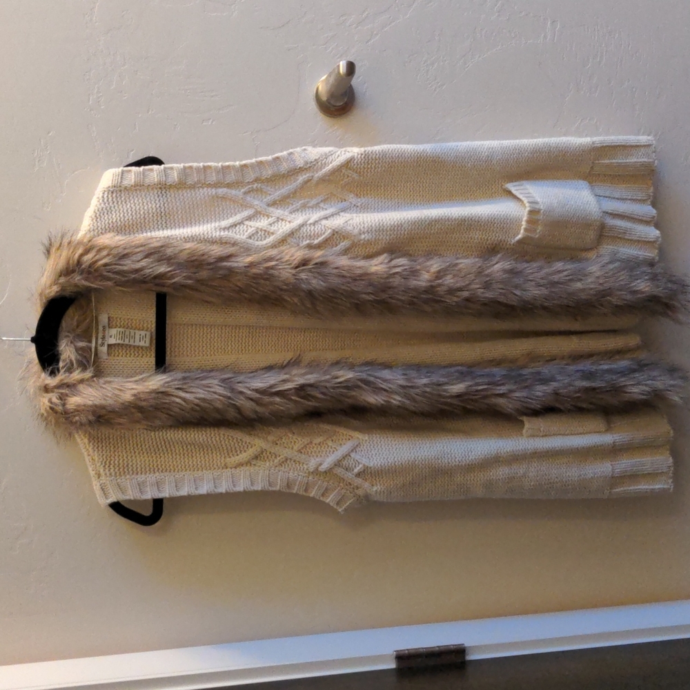 Faux Fur Trimmed Sweater Vest